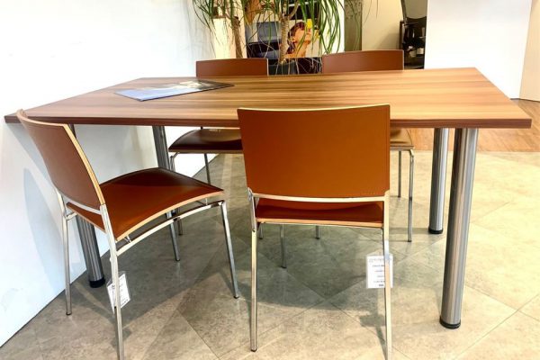 tisch-mit-stuehlen